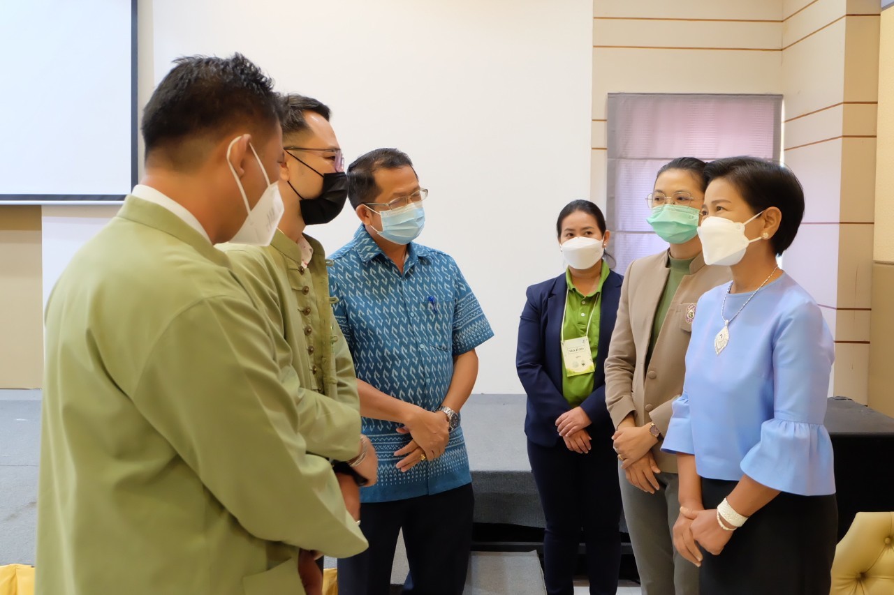 title - ผู้ตรวจราชการกรม เป็นประธานเปิดโครงการสัมมนาเชิงปฏิบัติการการกำหนดแนวทางการพัฒนาเกษตรกรสู่การเป็นผู้ประกอบการเกษตรในเขตปฏิรูปที่ดิน ณ โรงแรมไม้หอมวิลล่า อำเภอเมืองนครสวรรค์ จังหวัดนครสวรรค์